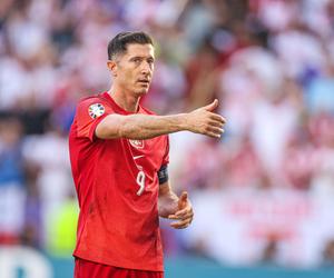 Robert Lewandowski otoczony młodymi kobietami! Uwijały się jak w ukropie. Nagranie trafiło do sieci i bije rekordy popularności