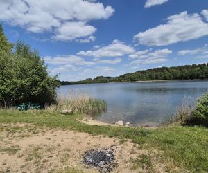 To jezioro w Olsztynie ma niezwykle czystą wodę. Jest kilka dzikich plaż, które świecą pustkami