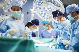48 dni na ECMO i udany przeszczep wątroby. Lekarze z WUM uratowali życie osiemnastolatka