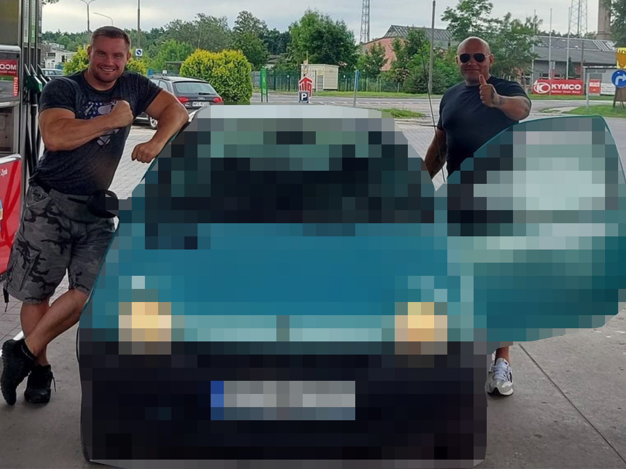 Jak oni się tam wcisnęli? Gwiazdy Gogglebox w malutkim aucie