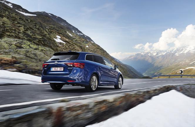 Toyota Avensis Touring Sports lifting 2015