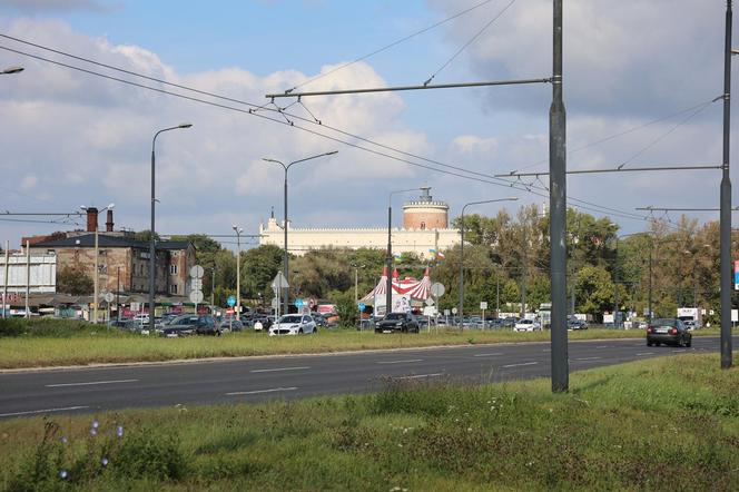 „Waterland”, czyli cyrk na wodzie w Lublinie. Na Błoniach pod Zamkiem rozłożono namiot cyrkowy