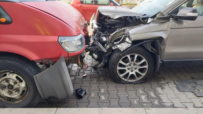 Warszawa. Huknął w bariery, roztrzaskał trzy auta i uciekł. Trwają poszukiwania kierowcy