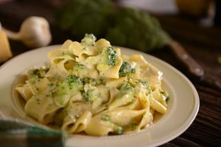 Aksamitny makaron z brokułami w sosie mascarpone: przepis na szybkie danie