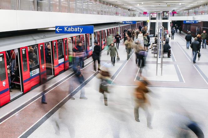 Groźny incydent w metrze. Pociągi nie kursowały. Zasłabła jedna z pasażerek