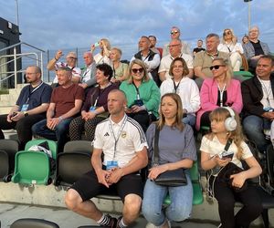 Kibice na otwarciu stadionu w Starachowicach