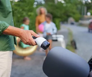 Coraz chętniej kupujemy auta elektryczne. Zachętą jest rosnąca przy drogach liczba stacji szybkiego ładowania