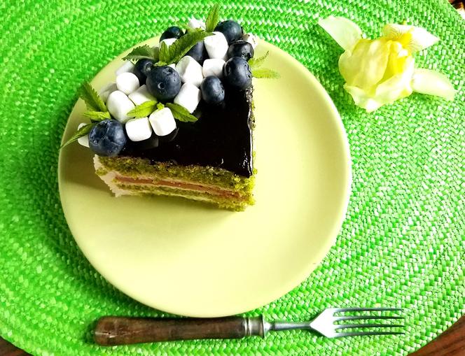 Ciasto szpinakowe z jagodami – doskonałe połączenie niebiesko-zielonych kolorów i smaków