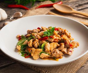 Ognisty kurczak z bazylią na wyciągnięcie ręki. Prosta egzotyka