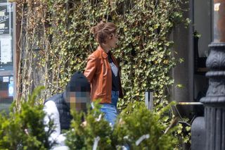 Małgorzata Socha stroi miny przy bajglu