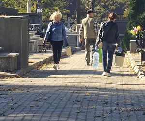 Polacy masowo sprzątają groby przed 1 listopada