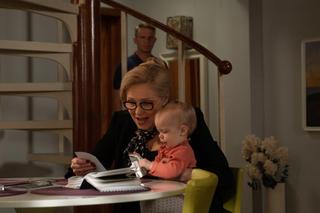 Na Wspólnej odc. 3852. Kamil Hoffer (Kazimierz Mazur), matka Anny Kolendy - Teresa Boska (Sylwia Wysocka), Ania (Kornelia Krynicka)