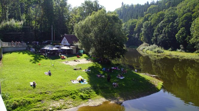 To najpiękniejsze jezioro na Dolnym Śląsku. Otoczone jest wzgórzami i lasami