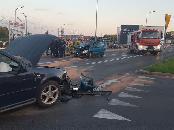 Poranna kolizja dwóch aut w Lesznie. Kierowca jednego z nich nigdy nie miał prawka