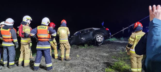 Dankowice: 18-latek wpadł w poślizg. Jego auto wjechało do stawu