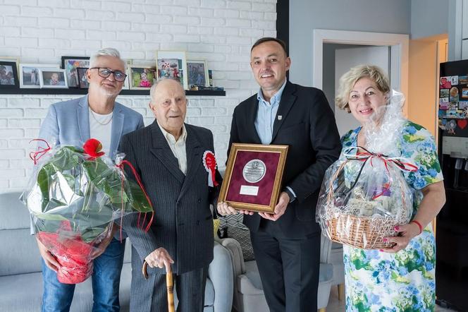 Pan Stefan walczył w szeregach Armii Wojska Polskiego i był znakomitym czeladnikiem. Teraz świętuje 100. urodziny!