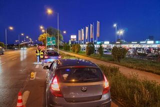 Kilkaset samochodów przy galeriach w Lesznie. Nocna akcja policji