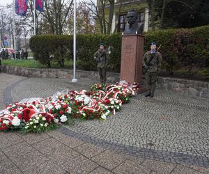 Święto Niepodległości w Szczecinie - złożenie kwiatów pod pomnikiem Piłsudskiego