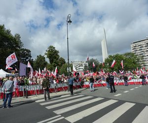 Banery na powitanie Nawrockiego 