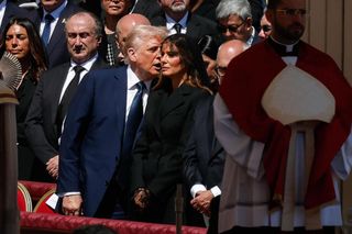 Żona strofowała Trumpa na pogrzebie papieża! Przyznał jej rację