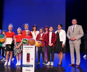 Propagowanie zdrowego stylu życia w tak wdzięcznej formie jak piosenka zyskało przez lata wielu zwolenników i co roku gromadzi chętnych do śpiewania. 