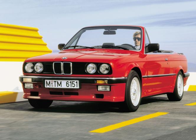 BMW Serii 3 Cabrio (E30): 4-osobowy model z tylnym napędem powstawał w latach 1985-1993 r. Szeroka gama silnikowa pozwala na duży przekrój motorów do wyboru. Sprawne auto można kupić za 7 tys. zł.