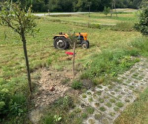 Zakliczyn: Pijany traktorzysta dachował i uciekł z miejsca zdarzenia