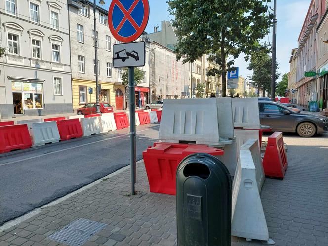 Ulica Gdańska rozkopana. Sprawdziliśmy, jak radzą sobie piesi, rowerzyści i pasażerowie