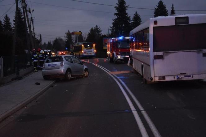 Wola Rzędzińska: Zderzenie osobówki z autobusem. Jedna osoba w szpitalu!