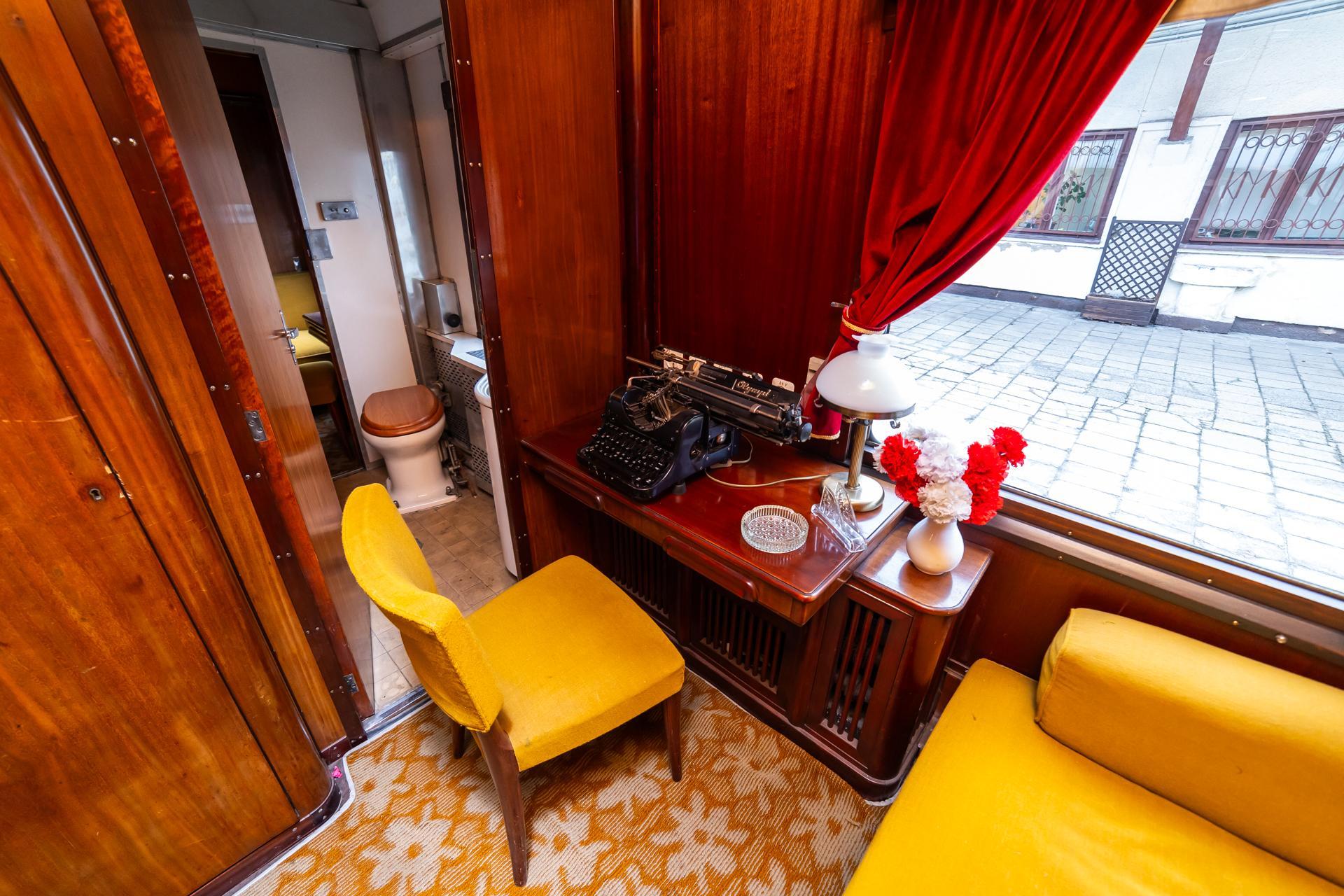 Wagon salonowy - zdjęcia. Zobacz wnętrze wagonu, którym podróżowali najważniejsi politycy z PRL-u