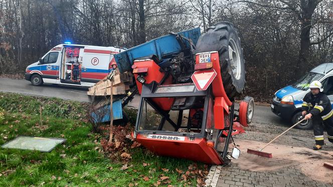 Dachowanie ciągnika pod Bochnią. Traktorzysta nie opanował maszyny na śliskiej drodze