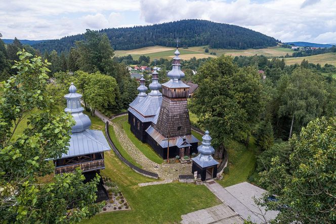 To dawna wieś biskupstwa krakowskiego. Łemkowską cerkiew przekształcono w niej na kościół 