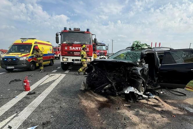 W wypadku na DK2 zginęła na miejscu 24-letnia kobieta, a dwie osoby, w tym małe dziecko, ranne trafiły do szpitala