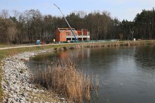 Awantura o budowę w parku w Sulejówku. Miała być mała kawiarenka, będzie duża restauracja
