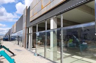 Sklepy znanych marki w nowym parku handlowym w Olsztynie. Na elewacji zawisły pierwsze logotypy! [ZDJĘCIA]