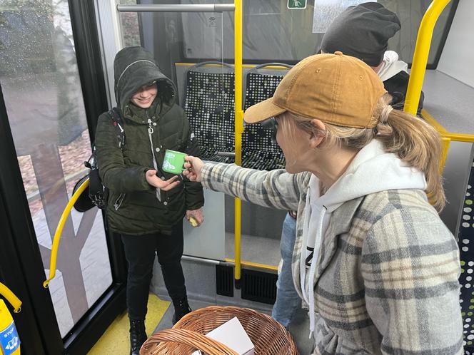 W gorzowskich autobusach elektrycznych przedstawiciele miasta rozdawali kubki i kalendarze