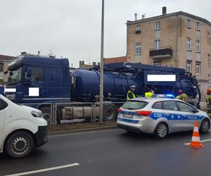 Wypadek na Jana Pawła II w Lesznie. Kierowca osobówki przejechał przez barierki