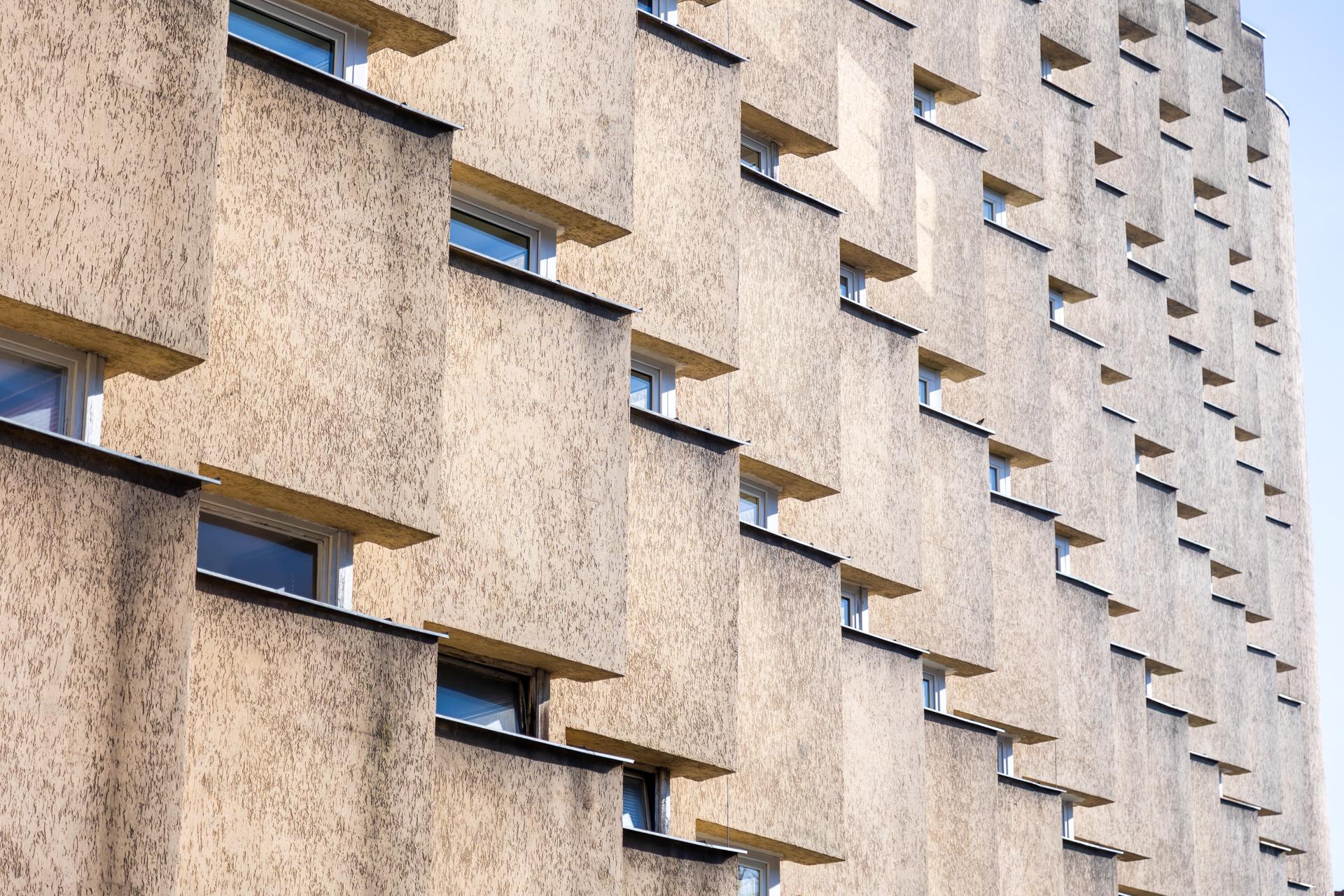 Blok PRL na ul. Koziej 9 - zobacz budynek, który z zmienia się wraz z punktem widzenia