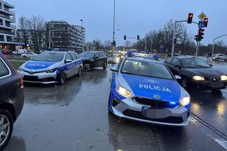 Dramatyczna interwencja w Warszawie. Policjant ranny w wypadku