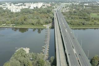 Warszawa: Rozebrali rurociąg na moście pontonowym. Ścieki znów płyną do Wisły!