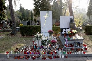 Morze zniczy przy grobie Kory. Powązki Wojskowe po Wszystkich Świętych