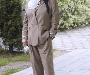 Kayah niczym bogata wdowa po gangsterze. A to garnitur z sieciówki!