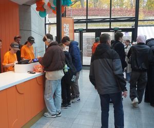 Tłumy na otwarciu Popeyes w Olsztynie. Rekordzista czekał w kolejce ponad 20 godzin