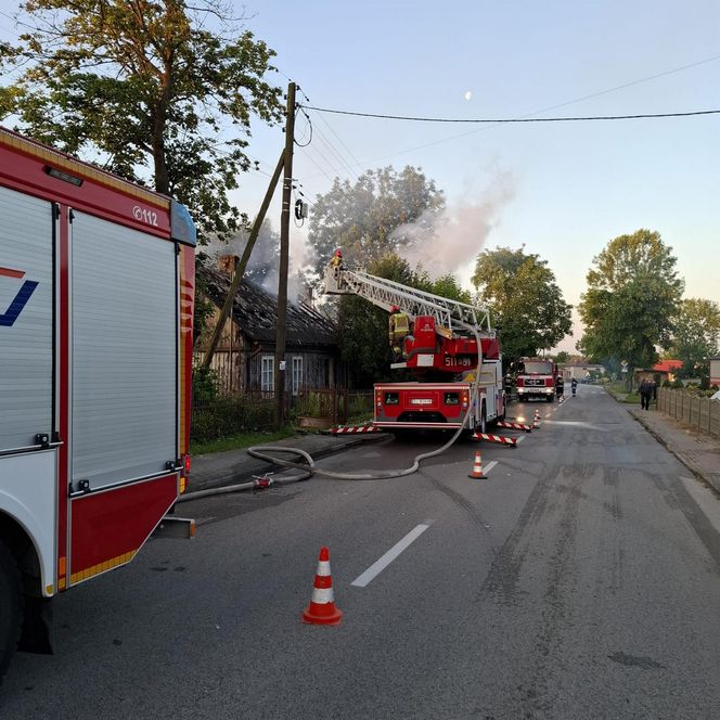 Pożar domu 69-latka pod Radomskiem! Podpalacz podłożył ogień pod sąsiednim budynkiem [ZDJĘCIA]
