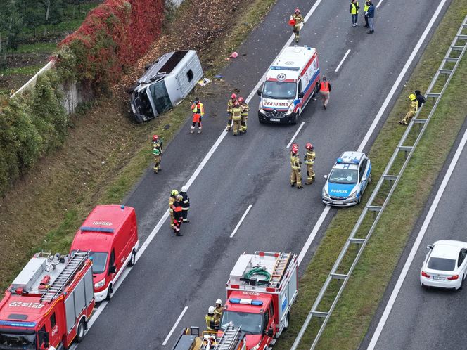 Wypadek busa na S7 pod Grójcem. 11 osób rannych, w akcji śmigłowiec LPR