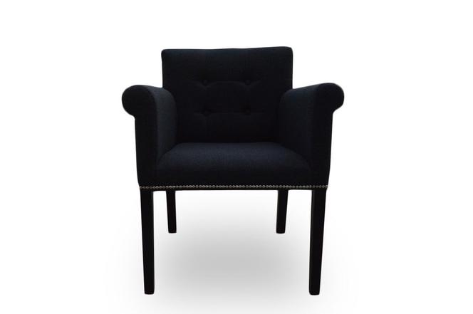 Czarny, zgrabny fotel