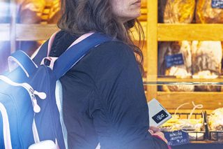 Jachira maluje się w tramwaju