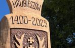 Tron wyrzeźbiony z pnia hrubieszowskiego dębu Wiktora