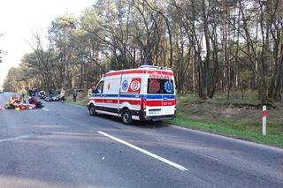 Śmiertelny wypadek pod Łaskiem! Motorowerzysta nie żyje, 45-letnią motocyklistkę zabrał śmigłowiec [ZDJĘCIA].