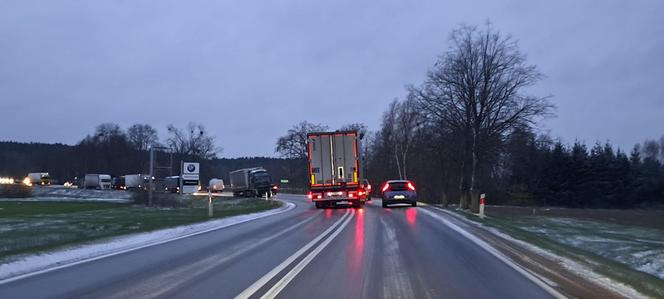 Trudne warunki na drogach w Podlaskiem. Możliwe opady marznące